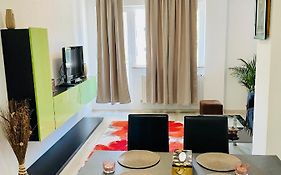 Dream Sury Apartment - Metrou Leonida, Spital Obregia